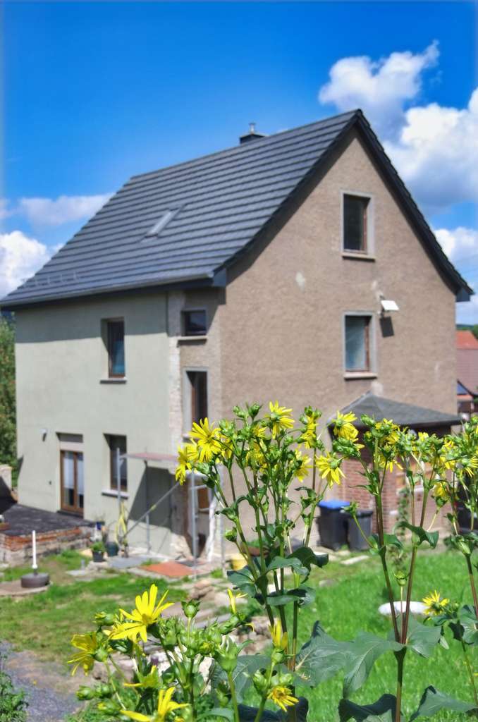 Immobilie in Saalfeld/Saale - Ihr Traumhaus in ruhiger, grüner Lage in Saalfeld – teilsaniert und bereit für Ihre persönliche - Bild 1