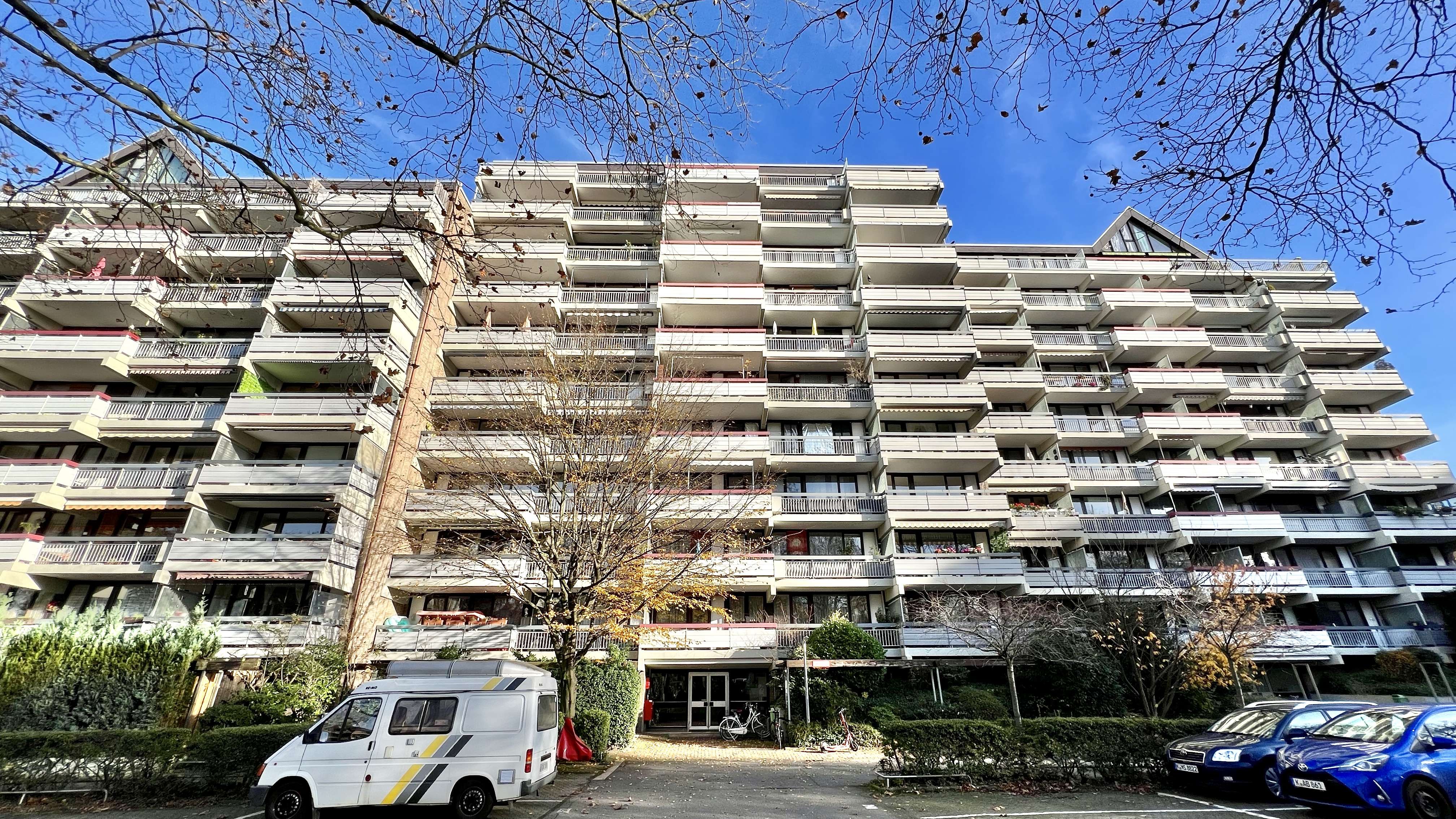 3-Zimmer-Wohnung mit eigenem Gartenanteil, Terrasse und Balkon inkl. 2 Garagen in Köln-Weiden, Köln – Bild 2