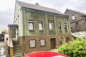Sanierungsbedürftiges Zweifamilienhaus mit großzügigem Grundstück