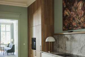 Designwohnung im Berliner Altbau mit 3,40 m Decken, Fischgrätparkett und kuratiertem Interieur