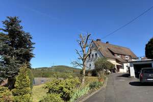 Charmantes Zweifamilienhaus – freistehend in guter Wohnlage von Siegener‑Ortsteil – Die vollständige Adresse der Immobilie erhältst du vom Anbieter., 57080 Niederschelden, Siegen – Vorschaubild 2