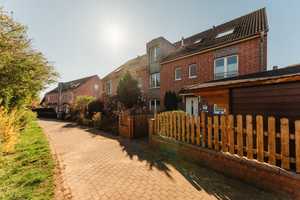 Wohlfühloase: Paeschke-Reiheneckhaus mit Garage, Garten und Blick auf die Natur – Leverkusen – Vorschaubild 2