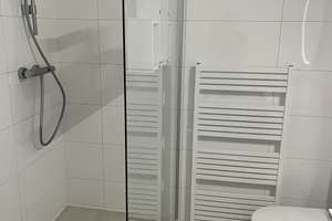 Möbliertes modernes 6,5-Zimmer Haus mit hellem Wohnzimmer , tolle Terrasse und Einbauküche – 71229 Leonberg – Vorschaubild 18