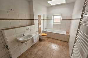 Ansprechende 3 Zimmer im Dachgeschoss+Balkon+Loggia+Tageslichtbad mit mit Badewanne+Abstellraum ! – Schönebecker Str. 47, 39104 Magdeburg – Vorschaubild 2