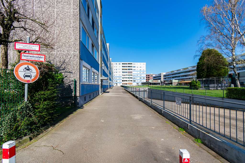 Immobilie in Monheim am Rhein - Dachterrassenwohnung mit Potenzial. Sanierungsbedürftig. 3–4 Zimmer auf ca. 91 m² mit TG-Stellplatz. - Bild 1