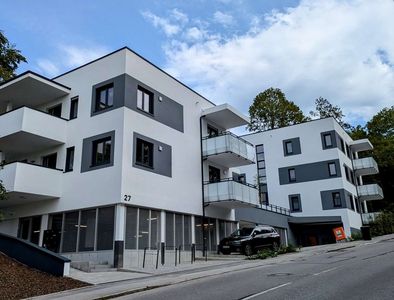 Moderne 2,5-Zi.-Wohnung mit Balkon, Einbauküche & Stellplatz in Gauting - neuwertiger Zustand