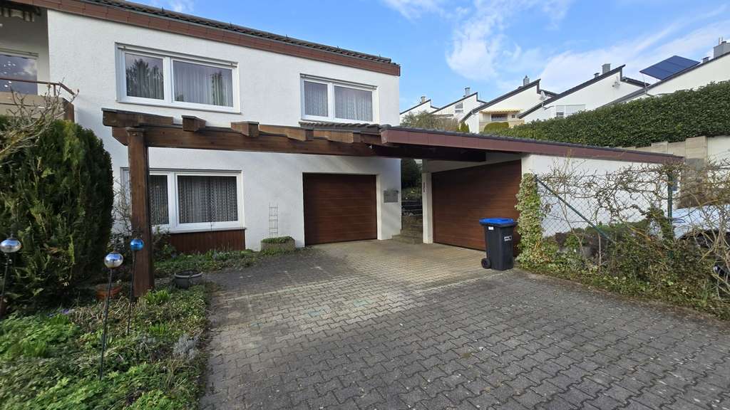 Immobilie in Heimsheim - Großes Einfamilienhaus mit Einliegerwohnung, Wintergarten, Garten u. 3 Garagen sucht neue Eigentümer - Bild 2