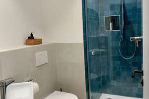 Exklusive 4-Zimmer-Dachgeschosswohnung mit Einbauküche in München Obermenzing – Die vollständige Adresse der Immobilie erhältst du vom Anbieter., 81247 Obermenzing, München – Vorschaubild 5