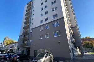Helle, umfangreich renovierte 2-Zimmerwohnung (5. Etage) mit Balkon & Fahrstuhl, zentrale Lage