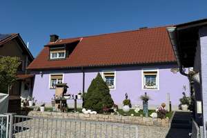 Einfamilienhaus mit 2 Eingängen, großer Garage und Nebengebäude in Regenstauf – Die vollständige Adresse der Immobilie erhältst du vom Anbieter., 93128 Regenstauf – Vorschaubild 2