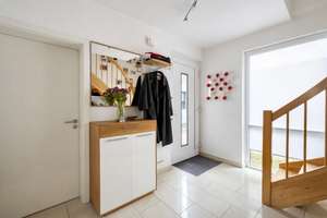 Familienglück in Höhenhaus | Freist. EFH mit ca. 120m² WFL | Carport | Traumgarten & Design-Kamin – Die vollständige Adresse der Immobilie erhältst du vom Anbieter., 51061 Höhenhaus, Köln – Vorschaubild 3