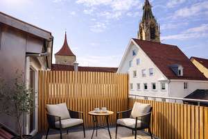 Kernsanierte 2-Zimmer-Maisonette mit großer Dachterrasse und Blick auf die Marienkirche