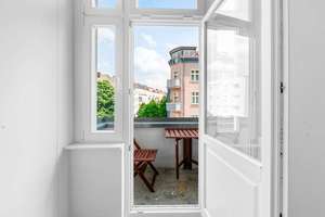 Provisionsfrei! Bezugsfreie 2,5-Zimmer Altbauwohnung mit Balkon im Laskerkiez – Corinthstraße  48, 10245 Friedrichshain, Berlin – Vorschaubild 1