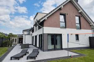 Modernes, energieeffizientes Einfamilienhaus mit Garten, Doppelgarage und hochwertiger Ausstattung