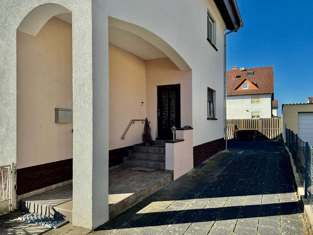 Immobilie in Großkrotzenburg - Großzügige Maisonette-Wohnung mit Terrasse, Balkon, Kamin und zugeordnetem Außenbereich - Bild 1