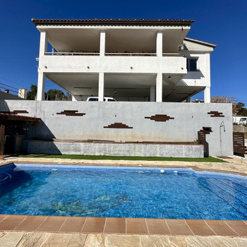 Haus mit separaten Bereichen und großem Pool.