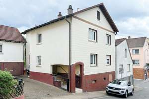 Einfamilienhaus mit Nebengebäude, Doppelgarage, Garten und Potential: Gestalten Sie Ihr Traumhaus! – Die vollständige Adresse der Immobilie erhältst du vom Anbieter., 64750 Lützelbach – Vorschaubild 1