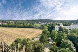 Frei, renoviert & hell! 2-Zi-Whg. mit Balkon & Aussicht, EBK, Parkett, Aufzug, TG-Stellplatz