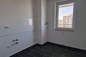 Helle 2 Zimmer Wohnung mit Balkon! – Konrad-Adenauer-Straße 72 - 72-80, 51149 Finkenberg, Köln – Vorschaubild 3