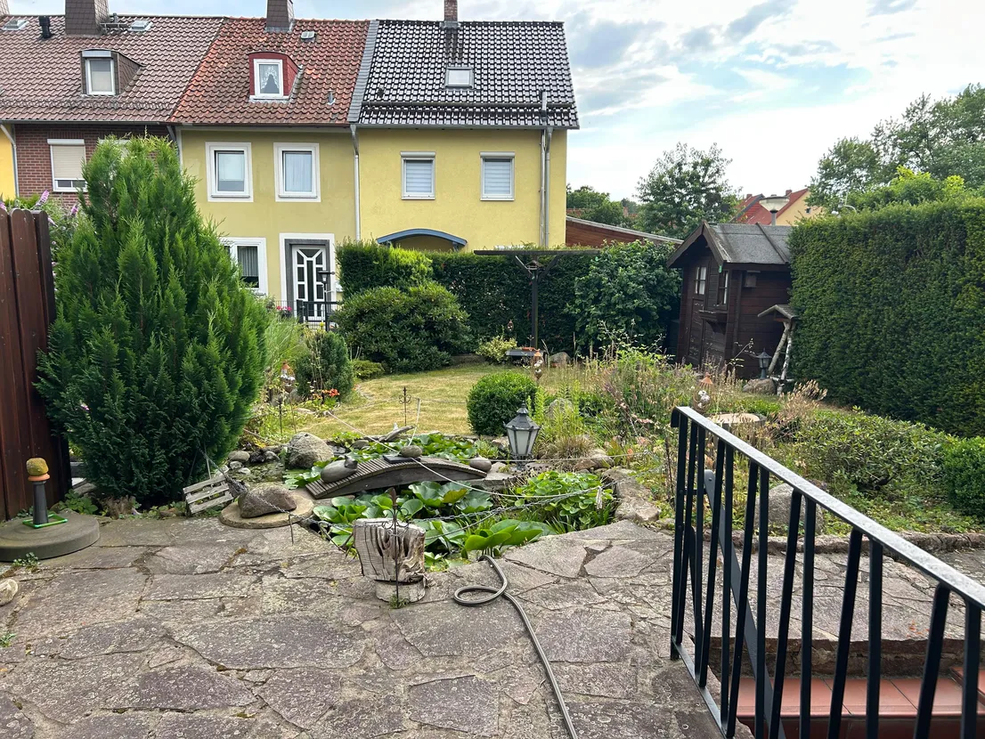 Gemütliches Reihenendhaus mit XL-Dachterrasse, Terrasse, Garten und zwei Garagen – Garten