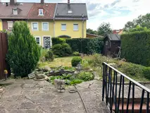 Gemütliches Reihenendhaus mit XL-Dachterrasse, Terrasse, Garten und zwei Garagen – Garten