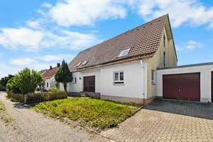 Großzügige Maisonettewohnung mit Fernblick, Balkon und Gartenanteil in Dasing!