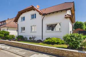 Wohnen ohne Kompromisse – besonderes Zweifamilienhaus in Florstadt mit privater Gartenoase – Die vollständige Adresse der Immobilie erhältst du vom Anbieter., 61197 Florstadt – Vorschaubild 3