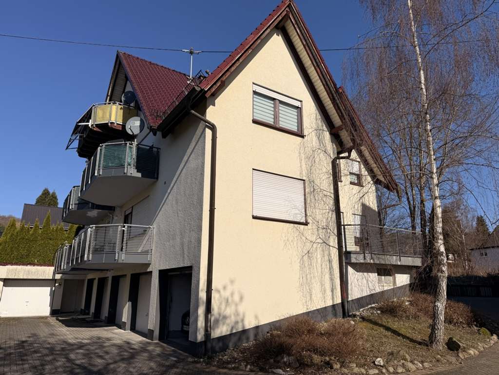 Immobilie in Bad Marienberg (Westerwald) - Solides Mehrfamilienhaus mit 5 Wohnungen und 5 Garagen! Stadt Bad Marienberg! - Bild 4