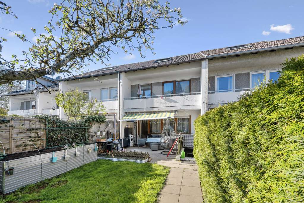 Immobilie in Höhenkirchen-Siegertsbrunn - Familientraum in Höhenkirchen: Renovierungsbedürftiges RMH mit Gestaltungspotenzial - Bild 0