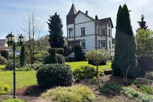Freistehende Villa mit Sandsteinsäulen - Aussichtsturm und Parkähnlicher Anlage – Die vollständige Adresse der Immobilie erhältst du vom Anbieter., 54570 Mürlenbach – Vorschaubild 1