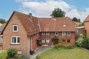 Ein Haus mit Herz:  Fachwerkcharme und Raum für Familien – Die vollständige Adresse der Immobilie erhältst du vom Anbieter., 31246 Lahstedt – Vorschaubild 2