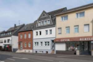 Kernsaniertes Dreifamilienhaus mit Charakter, drei Stellplätzen und soliden Mieteinnahmen – Die vollständige Adresse der Immobilie erhältst du vom Anbieter., 56288 Kastellaun – Vorschaubild 3