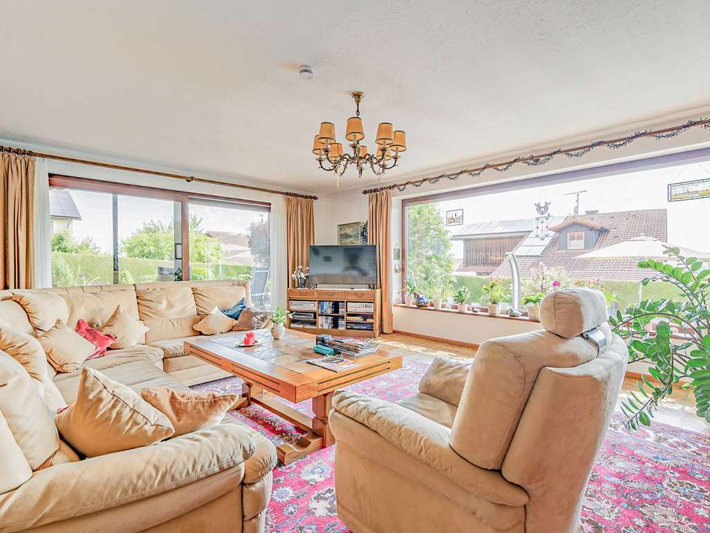 Immobilie in Greifenberg - LANDHAUS MIT HOCHWERTIGER SOLARTECHNIK, POOL UND BLICK INS GRÜNE - Bild 3