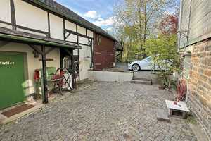 Mit viel Charme und Atmosphäre:   Fachwerkhaushälfte mit Atelier in Wiehl-Mühlhausen – Oberbergischer Kreis – Vorschaubild 3