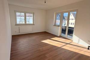 Helle, komplett modernisierte 3-Zimmer Wohnung mit Balkon im 1. OG in Stuttgart-Kaltental