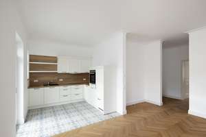 2-Zimmer-Wohnung in saniertem Altbau mit Einbauküche und Balkon zu vermieten!