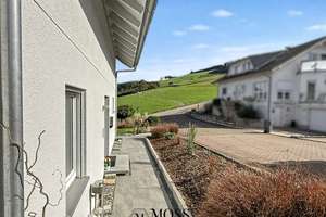 Schwarzwaldidylle mit Panorama - Wohnen auf höchstem Niveau in Oberharmersbach – Die vollständige Adresse der Immobilie erhältst du vom Anbieter., 77784 Oberharmersbach – Vorschaubild 2