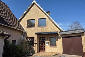 Frisch renoviertes Einfamilienhaus mit Garten, Terrasse,  Garage, Wärmepumpe, Keller