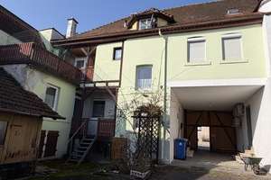 Ein-/Zweifamilienhaus mit Balkon und Nebengebäude in Helmstadt – Die vollständige Adresse der Immobilie erhältst du vom Anbieter., 97264 Helmstadt – Vorschaubild 1