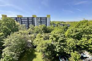 Hier wird frisch renoviert, 4 Zimmerwohnung mit Balkon
