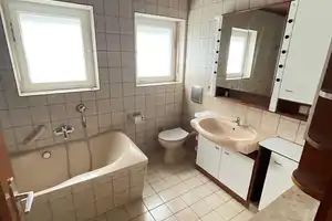 2-Fam.-Wohnhaus in zentraler Lage von Poppenhausen *in Kürze zur freien Nutzung – Schweinfurt (Kreis) – Vorschaubild 1
