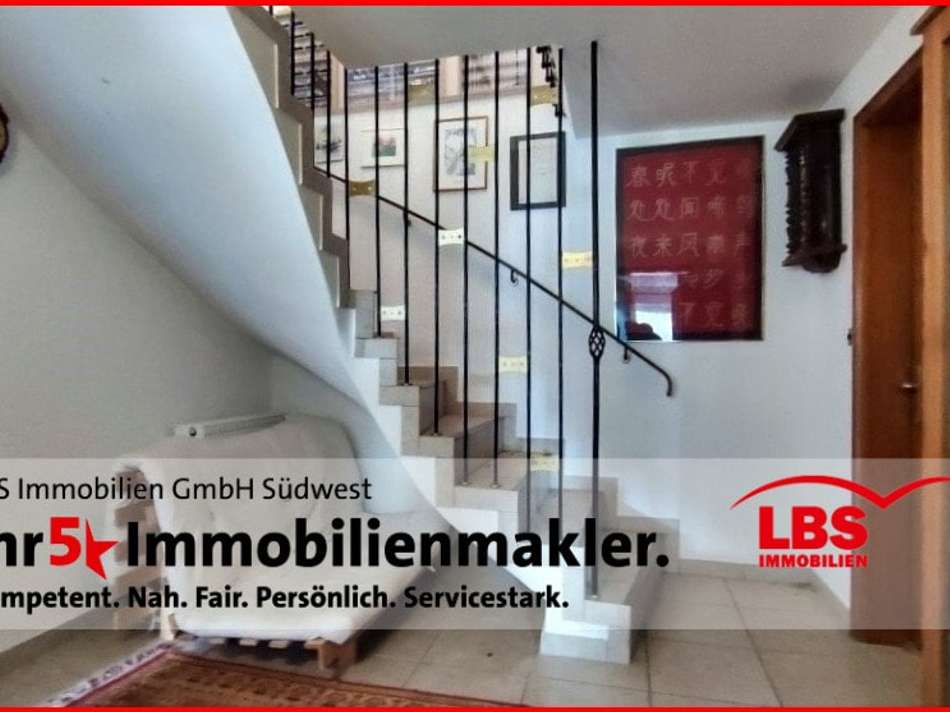 Treppe zur Wohnebene im Unterg