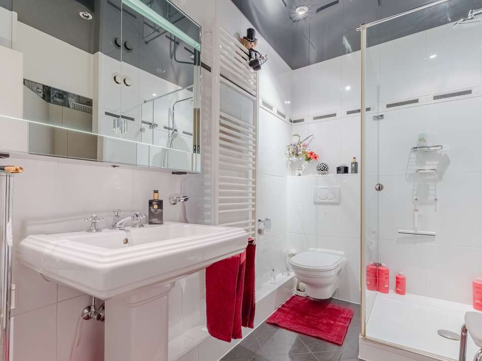 Raumhoch gefliestes Bad mit...