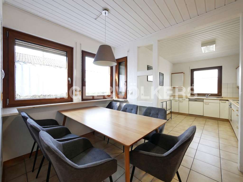 Immobilie in Hofheim in Unterfranken - Kapitalanlage mit sofortigen Einnahmen: Mehrfamilienhaus mit 3 Einheiten & übernehmbarer Vermietu... - Bild 1