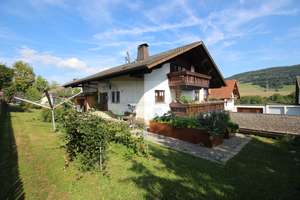 Vielseitiges Einfamilienhaus mit Einliegerwohnung, großzügigem Garten und Ausbaumöglichkeiten in Blu – Die vollständige Adresse der Immobilie erhältst du vom Anbieter., 78176 Blumberg – Vorschaubild 1