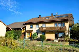 Gepflegtes Zweifamilienhaus mit Nebengebäuden für Naturliebhaber – Ortinstraße 8, 78126 Königsfeld im Schwarzwald – Vorschaubild 1