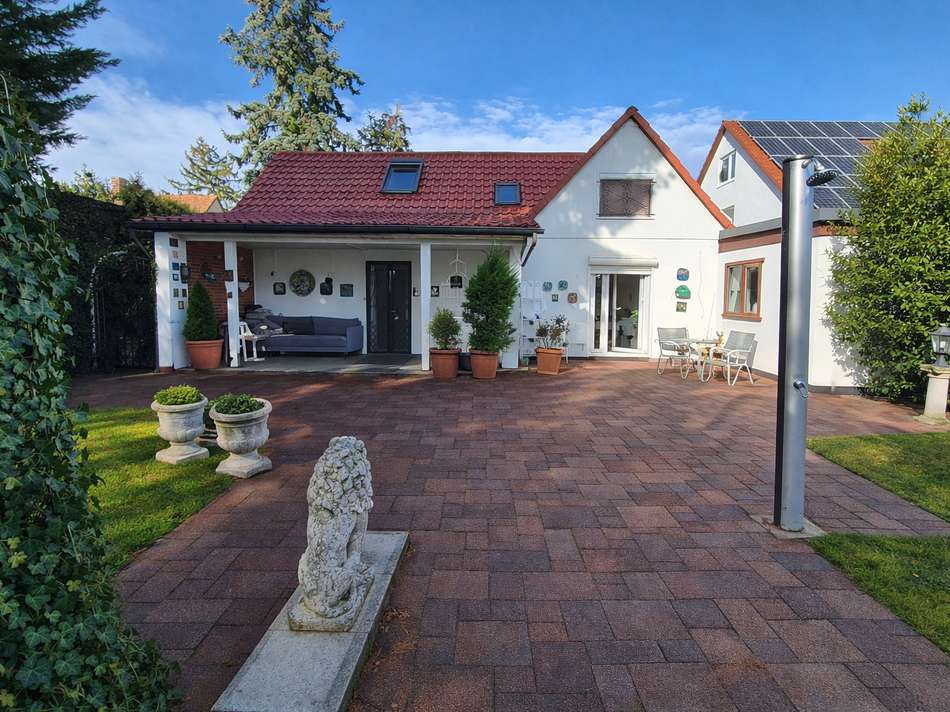 Rückansicht mit Terrasse