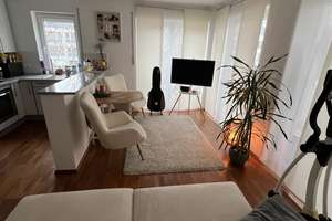 Schöne 2 Zimmer Wohnung mit Einbauküche und Balkon im Westen