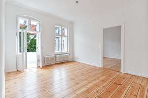 Zeitloser Berliner Altbau – 2 Zimmer mit Originalstuck und viel Charme