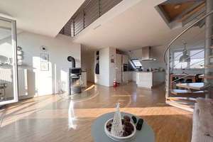 LICHTDURCHFLUTETE GALERIEWOHNUNG - EBK - TERRASSE - EIGENE PV-ANLAGE - KAMIN -900 METER ZUM RHEIN-